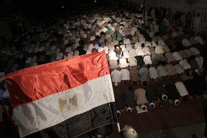 מתפללים בעזה, אמש (צילום: AFP)