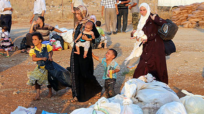 פליטים סורים בגבול טורקיה (צילום: EPA)