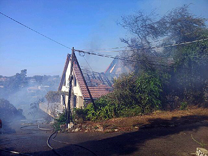 בית עולה באש בטבעון (צילום: אחיה ראב"ד)