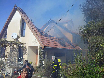 בית שעלה באש. ציוד רב נשרף (צילום: אחיה ראב"ד)
