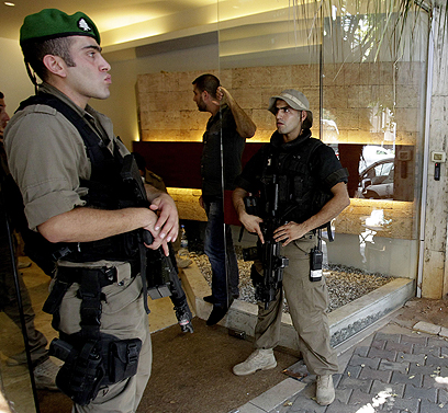 אנשי הביטחון בפתח הבניין שבו מתגורר סמחה (צילום: AFP)