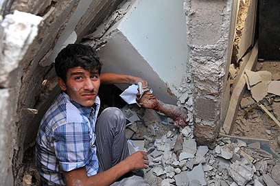 יד מבצבצת מבין ההריסות (צילום: AFP)