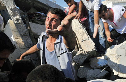 אחרי ההפצצות בעזאז (צילום: AFP)