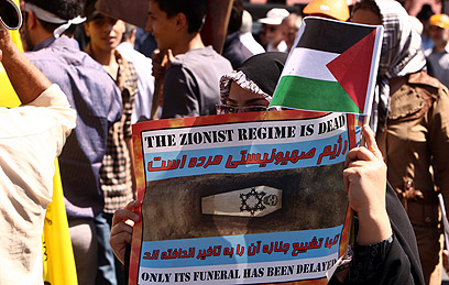 "המשטר הציוני מת, רק שההלוויה נדחתה". הפגנה נגד ישראל (צילום: EPA)