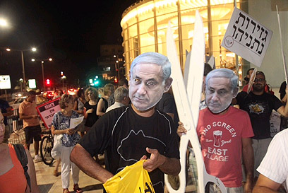 המפגינים בתל אביב, יצאו מכיכר הבימה לקריית הממשלה (צילום: מוטי קמחי)