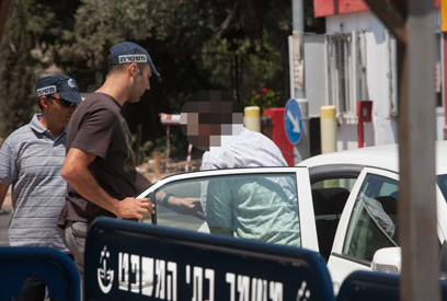 החשוד מובא לבית המשפט, היום בירושלים (צילום: אוהד צויגנברג)