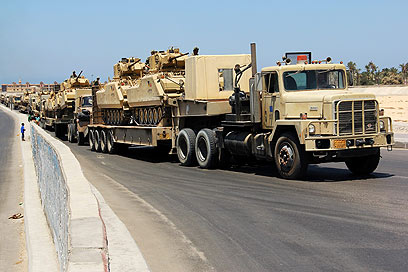 צבא מצרים נערך קרוב לגבול עם ישראל (צילום: AP)