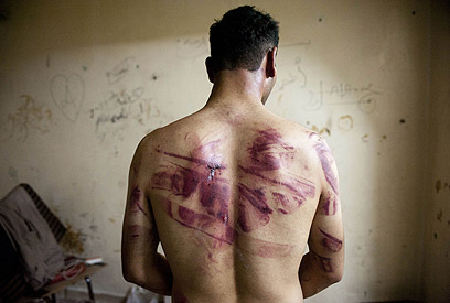 סורי שעונה בעיר חלב. ארכיון (צילום: AFP)
