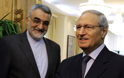 א-שארע וראש ועדת הפרלמנט האיראני לביטחון לאומי, אלאדין בורוג'רדי (צילום: AFP)