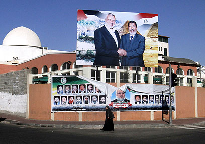 כרזה של מורסי וראש ממשלת חמאס הנייה בעזה (צילום: AP)