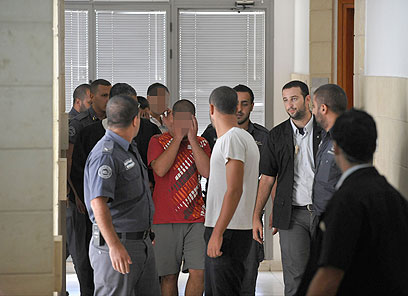 חלק מהמעורבים בפרשה בבית המשפט אחרי האירוע (צילום: בני דויטש)