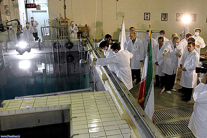 נשיא איראן אחמדינג'אד מסייר במרכז מחקר איראני ליד טהרן (צילום: AP)