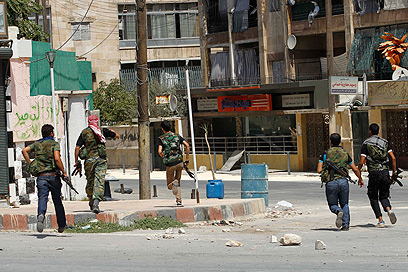 מורדים סורים בעיר חלב. תקפו אתמול עמדות של הצבא (צילום: רויטרס)
