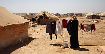 חלוקת סיוע ללא אפליה. פליטים סורים (צילום: רויטרס)