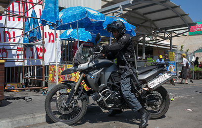 עשרות שוטרים פשטו ועצרו חשודים בשוק בירושלים (צילום: אוהד צויגנברג)