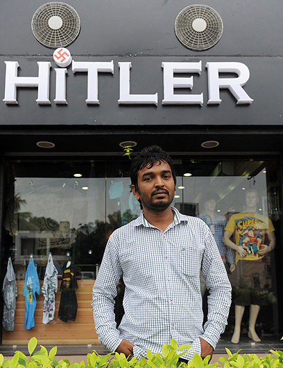 לא שמע על היטלר קודם לכן. אחד מבעלי החנות (צילום: AFP)