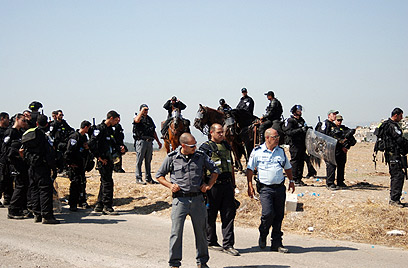 השוטרים באו ממוגנים, ולא נפגעו (צילום: alarab.net)