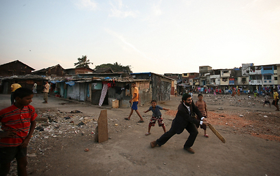 אלפסי במשכנות העוני של מומבאי (צילום: מאיר אלפסי)