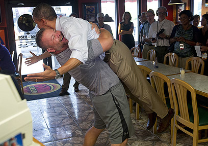 אובמה מקבל חיבוק מבעל פיצריה בפלורידה (צילום: AFP)