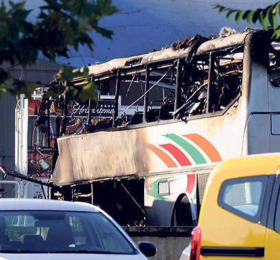 האוטובוס שפוצצו המחבלים בבורגס (צילום: EPA)
