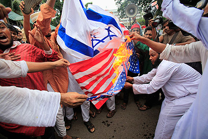 שורפים דגלי ישראל וארה"ב בבנגלדש (צילם: רויטרס)