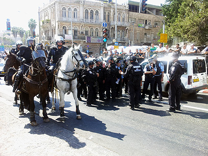 שוטרים ופרשים מנעו מהמפגינים להגיע לקונסוליה האמריקנית במזרח ירושלים (צילום: נועם (דבול) דביר)