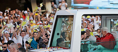 מריעים לאפיפיור (צילום: AP)