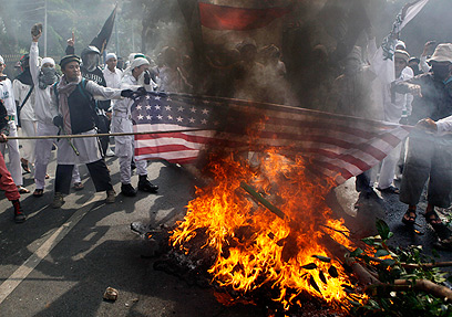 שורפים דגלי ארצות-הברית באינדונזיה (צילום: AP)