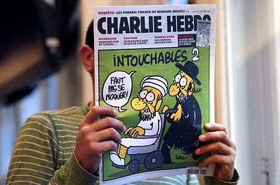"אסור ללעוג". יהודי חרדי דוחף מוסלמי על כיסא גלגלים בשער העיתון (צילום: AFP )