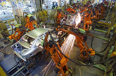 מפעל רכב באיראן. פז'ו סיטרואן הפסיקה לשלוח חלקים (צילום: רויטרס)