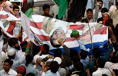 הפגנה בפקיסטן. אובמה גינה בטלוויזיה (צילום: AP)