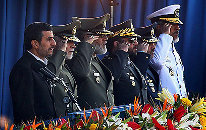 נשיא איראן אחמדינג'אד צופה על מצעד צבאי. גם איראן שולחת מסרים