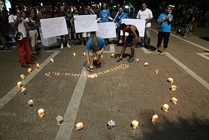 מפגינים בכיכר רבין, הערב (צילום: מוטי קמחי)