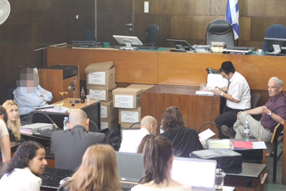 מעיד בבית המשפט המחוזי תל אביב (צילום: מוטי קמחי)