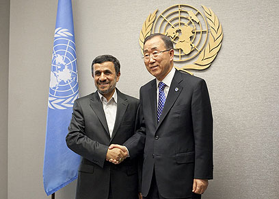 באן קי מון ונשיא איראן אחמדינג'אד בחודש שעבר באו"ם (צילום: AFP)