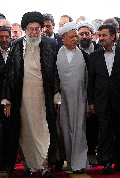 מנהיג איראן חמינאי עם הנשיא מחמוד אחמדינג'אד (צילום: AP)
