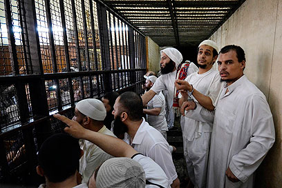 המורשעים בתא בבית המשפט (צילום: רויטרס)