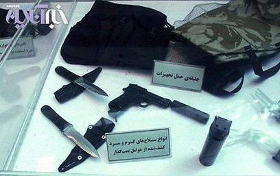 כלי נשק ששימשו את "מניחי הפצצות". סכינים, אקדח ומשתיק קול