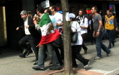 תיעוד הדיפלומט חומק מהמפגינים שמקיפים אותו  (צילום: AP)