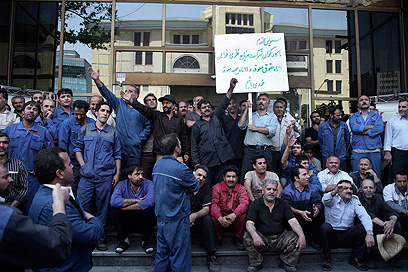 פועלים הפגינו מול משרד העבודה בטהרן בחודש שעבר (צילום: AP)