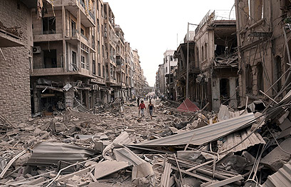 בניינים קרסו על יושביהם. אזור כיכר סעד אללה אל-ג'אברי בחלב (צילום: AP)
