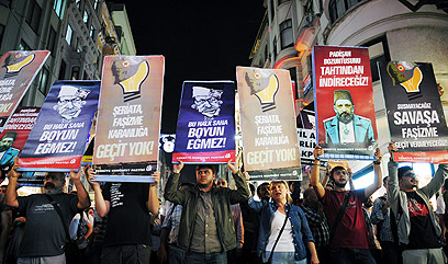 עם העם הסורי, נגד הממשלה הטורקית (צילום: AP)