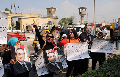 "השופטים אמרו את דברם". תומכי מובארק מחוץ לכלא טורה בקהיר (צילום: AP)