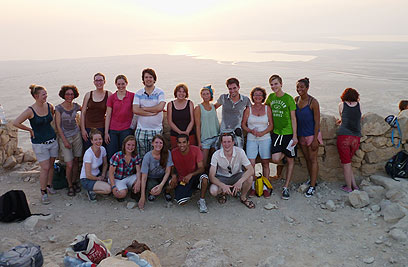 חברי המועדון שביקרו בארץ, לאחר שטיפסו למצדה (צילום: הנס ולרדינגרברוק)