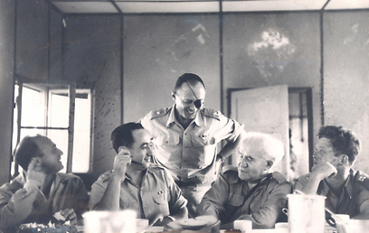 עם בן גוריון במהלך סיור ביחידות צה"ל, 1953 (צילום: ארכיון צהל ומשרד הביטחון)