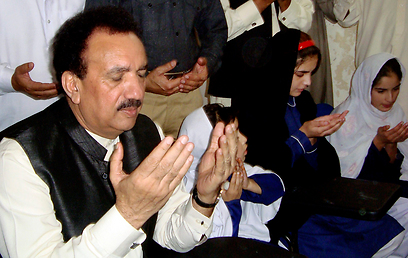 שר הפנים של פקיסטן מתפלל למען מללה. אבל הממשלה לא יוצאת נגד טליבאן (צילום: AP)