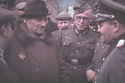 גבר יהודי מדבר עם קצין וחיילים מיחידת הארטילריה הגרמנית בגטו קוטנו, 1940 (צילום: Gettyimages)