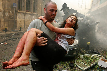 המלחמה הסורית גולשת לביירות? פינוי פצועה מהפיגוע (צילום: רויטרס)