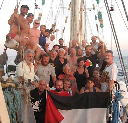 הפעילים הפרו פלסטיניים על סיפון הספינה, לפני הפשיטה (צילום: EPA)