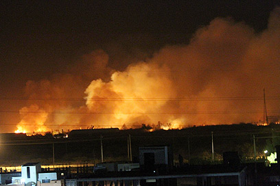 עוד שריפה ליד האתר שהופצץ. מפעל הנשק בסודן, בשבוע שעבר (צילום: EPA)